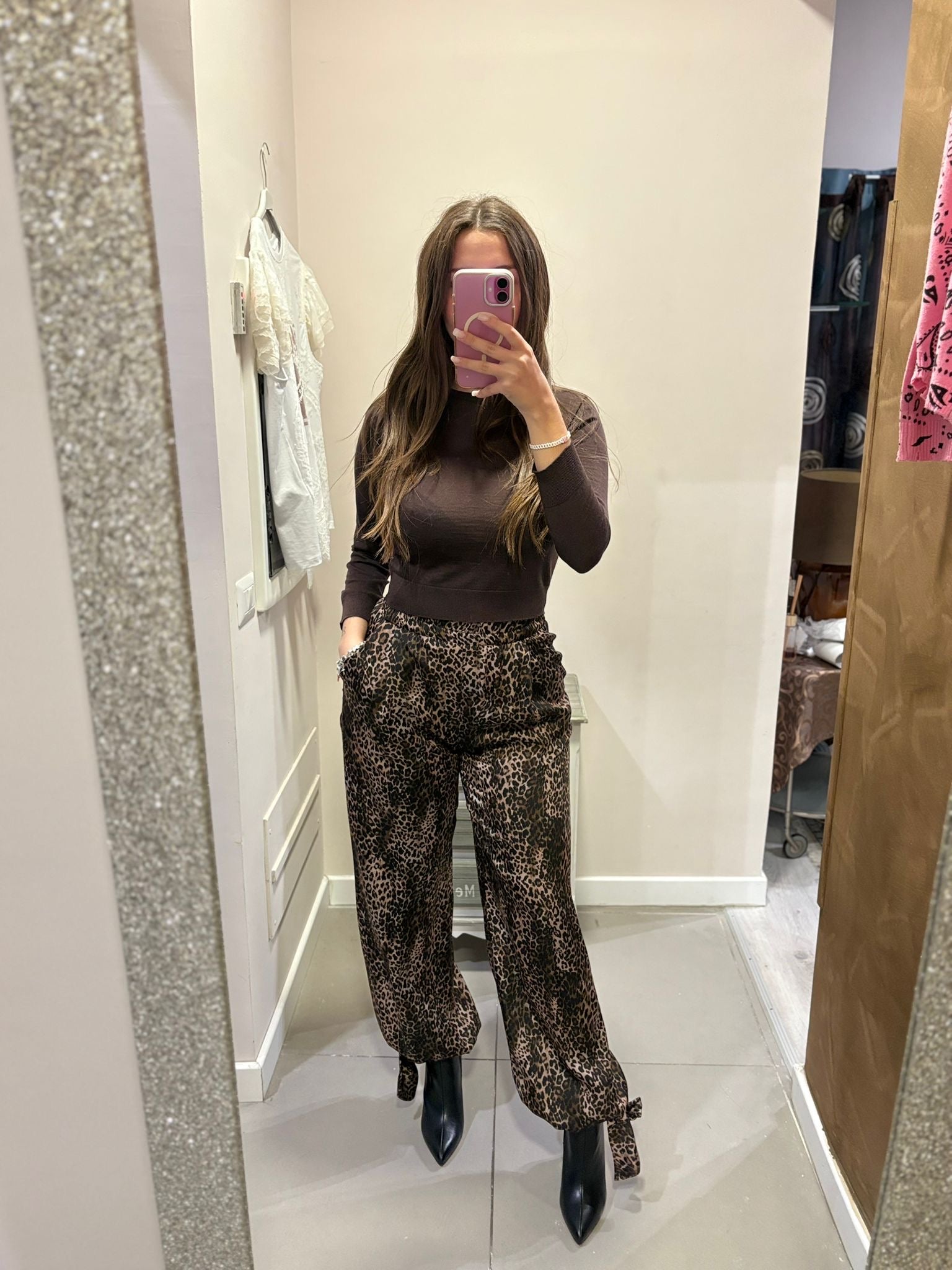 Pantalone maculato con fiocco alla caviglia