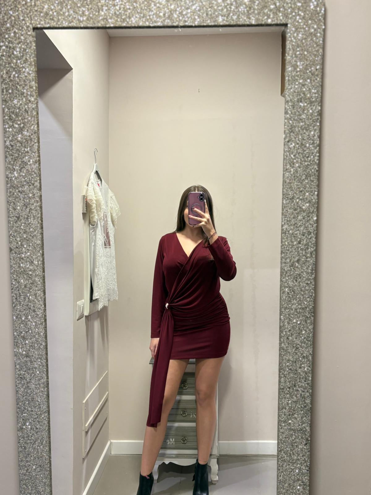 Abito con drappeggio e dettaglio gioiello