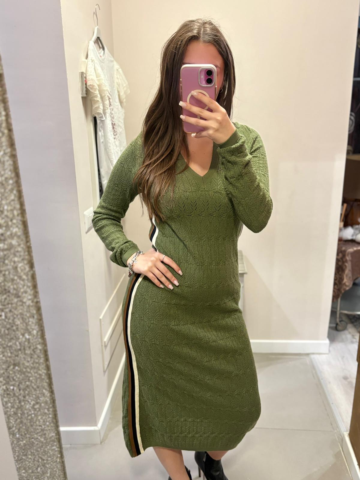 Abito svasato in punto pizzo