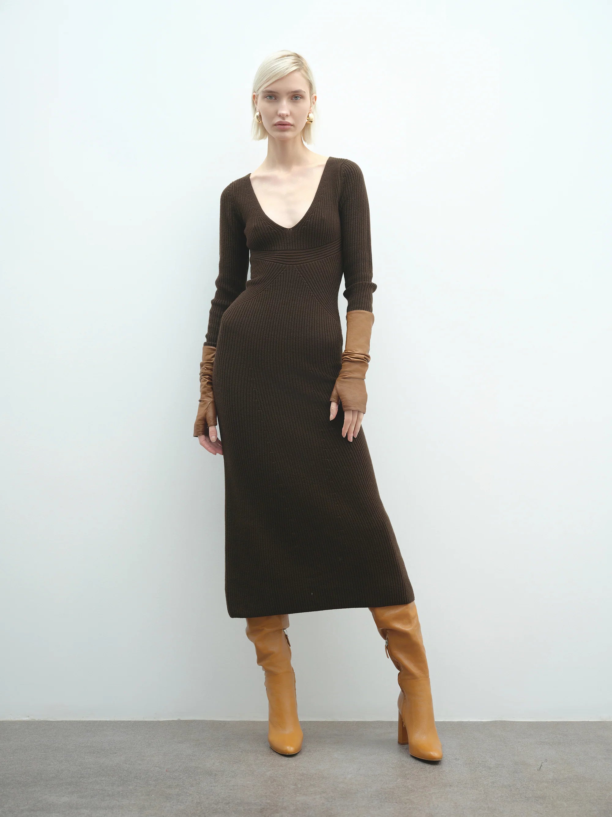 Abito lungo a manica lunga con scollo a V