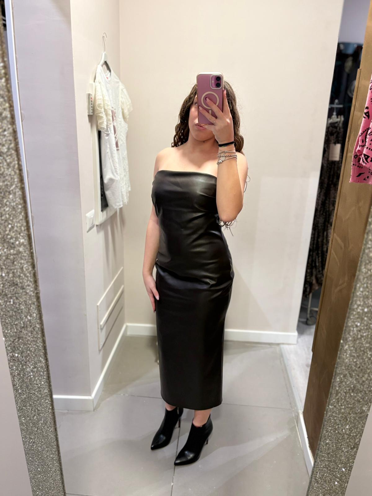 Abito con taglio dritto