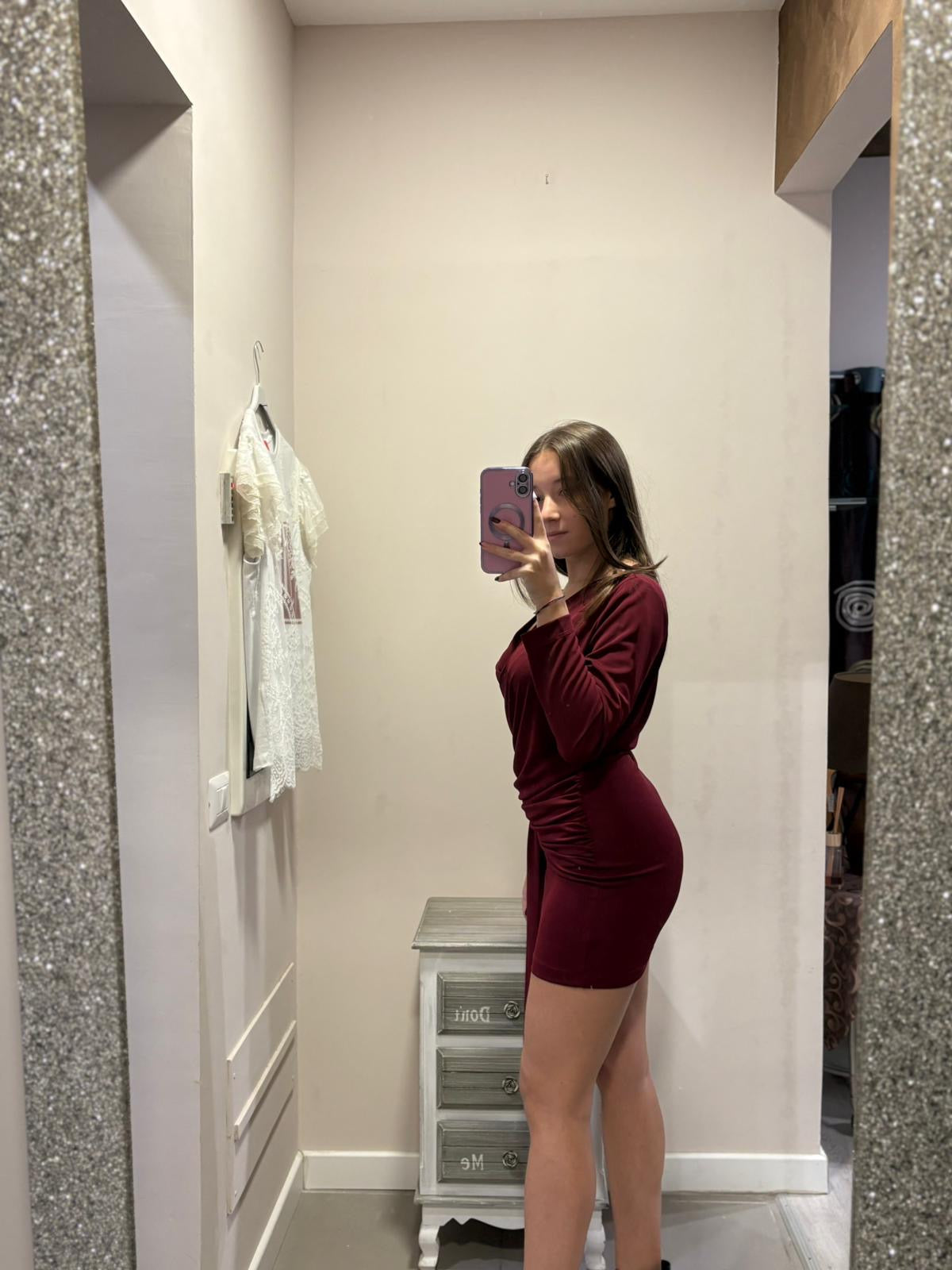 Abito con drappeggio e dettaglio gioiello