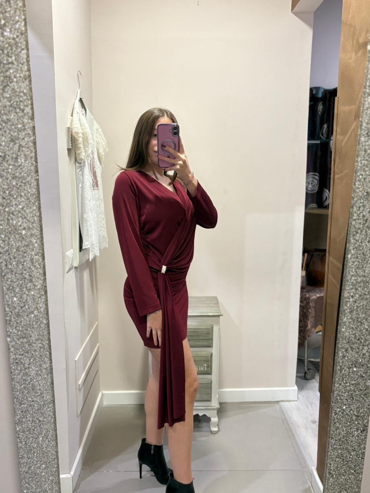 Abito con drappeggio e dettaglio gioiello